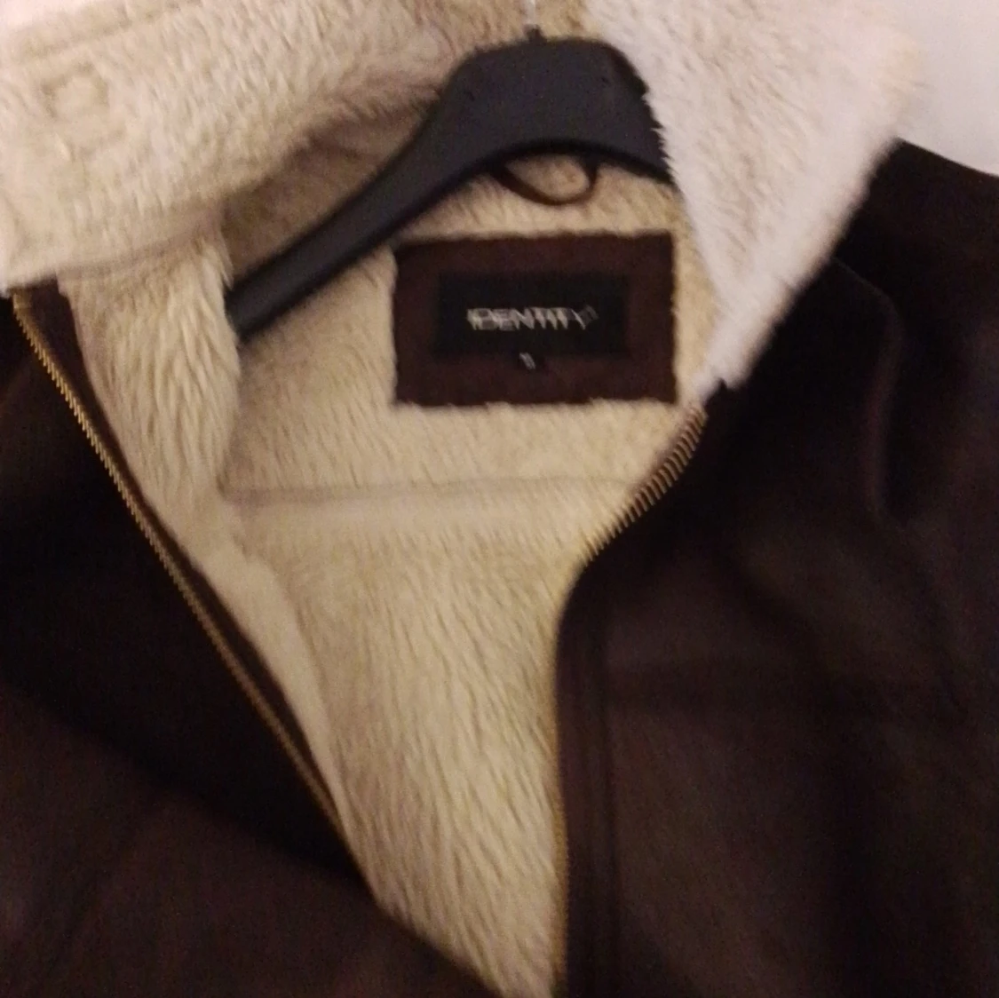 Brun jacka med teddyfoder från Identity - 91