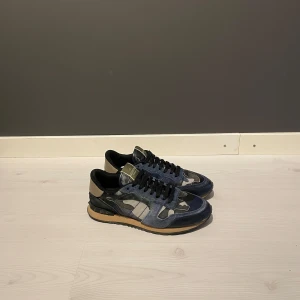 Valentino rockrunner  - Valentino rockrunner skor 41-41,5| nypris runt 8000kr mitt pris 2199kr| ingår en dustbag| har du frågor är det bara att skriva!