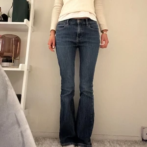 Mörkblå jeans  - Mörkblå jeans från J.galt, storlek S💞