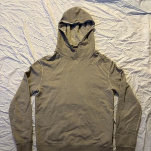 Beige/grön hoodie från Dondup - Säljer min hoodie från Dondup. Använd väldigt sällan, så är i mycket bra skick. Skriv om du har några frågor. 