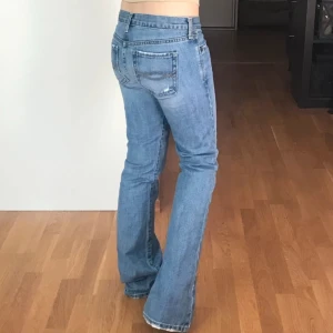 Blå bootcut jeans - Så sjuuuukt snygga jeans! Mått: Midja = 76 cm (38x2) , innerbenslängd: 82 cm🥳