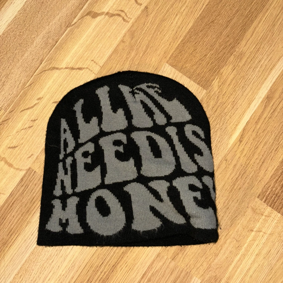 Tre stickade mössor med olika mönster - 91