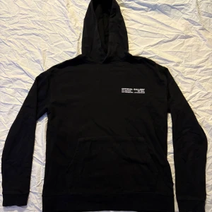 Svart hoodie från Official Gallery - Svart hoodie från Official Gallery, med tryck på bröst och rygg. Bra skick. Storlek M men passar även S