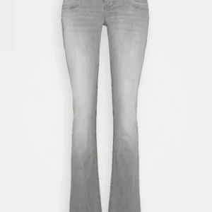 Grå bootcut jeans ltb - Snygga grå bootcut jeans med en klassisk femficksdesign. De har en lätt tvättad look och är perfekta för en avslappnad stil. Passar bra till både sneakers och klackar.