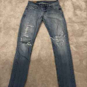 Dondup George jeans - Säljer nu ett par extremt snygga dondup george jeans. Storlek 32. Jag är 180 o dom sitter perfekt på mig. Mitt pris: 600. Hör av er vid fler bilder eller frågor.