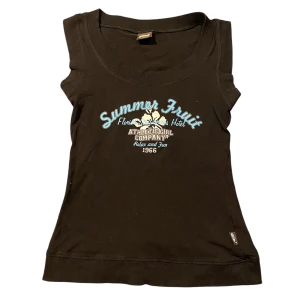 Svart linnetopp från Alibi - Säljer denna svarta topp med tryck från alibi då den inte är min stil längre. Inget synligt slitage. Liten i stolek. Fler bilder eller frågor? Skicka dm 