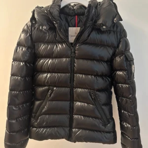 INTRESSEKOLL MONCLER BADY - Intressekoll på min nästintill nya moncler bady. Den är såklart äkta med bevis på sista bilden!🥰