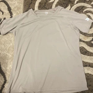  Skön träningströja - En skön träningströja från lager 157 i strlk M men passar mig som har s/xs den är använd 3-4