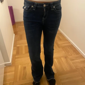 Mörkblå jeans från True Religion💕 - Snygga mörkblå jeans från True Religion med midrise och bootcut-stil- model joey. De har är perfekta nu och till våren⭐️använd fåtal gånger🥰🥰original pris:1299kr