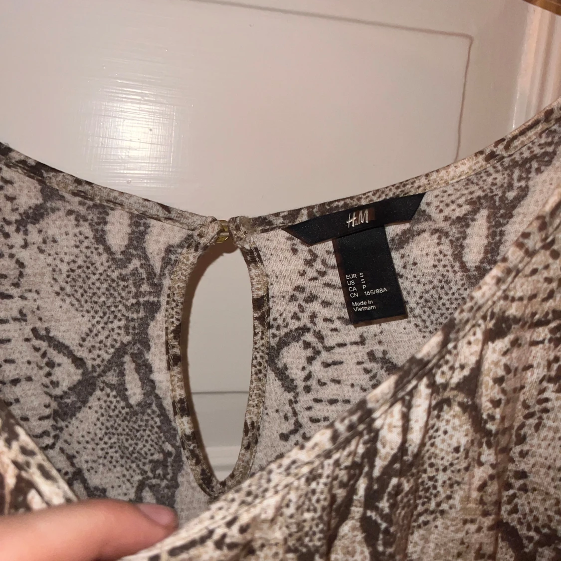 Ormmönstrad blus från H&M - 90