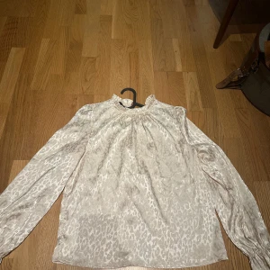 Blus - Säljer denna fina blusen som är i fint skick. Vet ej vart den är ifrån. Passar S/M