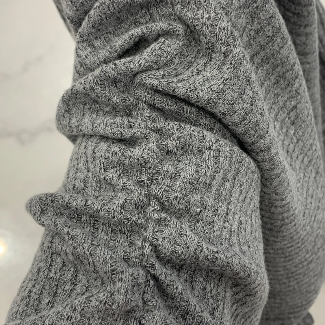 Grå ribbad tröja från Gina Tricot - 3