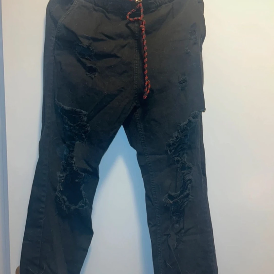 Svarta slitna byxor med snörning - 91