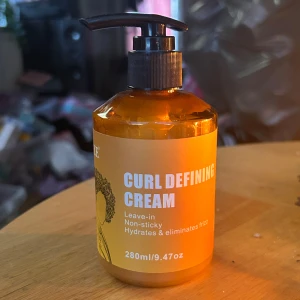 Leave-in curl defining cream! - Leave-in curl defining cream från GZA i praktisk pumpflaska. 280 ml. Ny och oanvänd. 