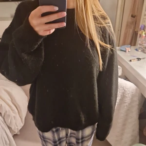 Stickad tröja - Fin svart stickad tröja som inte kommit till så mycket använding, köpt förra året. Tycker också att den är lite stor på mig. Tröjan har blivit lite nopprig på grund utav att den har legat mycket i garderoben bland andra kläder men den är inte jätte nopprig. (Om tröjan ser lite typ smutsig ut på bilden så är det för att spegeln är lite dammig). Satt pris gäller. 💓