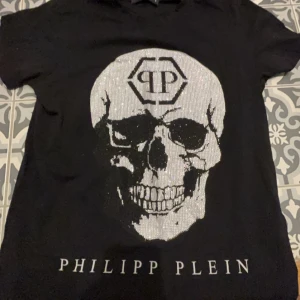 Philipp plein t-shirt - Riktigt fin philipp plein t-shirt som köptes förra sommaren, har ingen aning om den är äkta eller inte därför är priset lågt, Storlek S men sitter mer som M. Kontakta för info osv