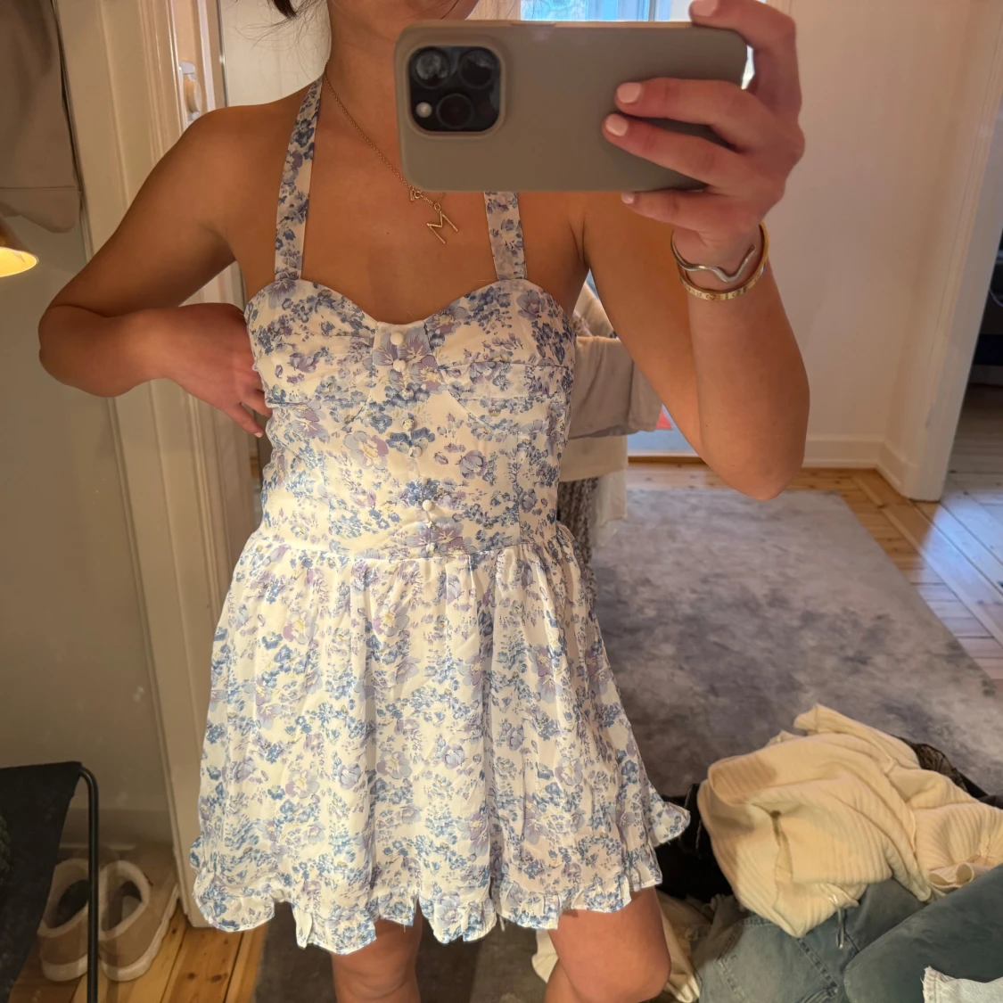 Blommig klänning med halterneck