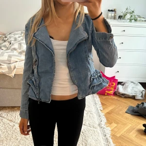 volang jeansjacka - blå jeansjacka med volang detaljer! vet inte märke eller storlek men kanske storlek S köpt second hand bra skick 