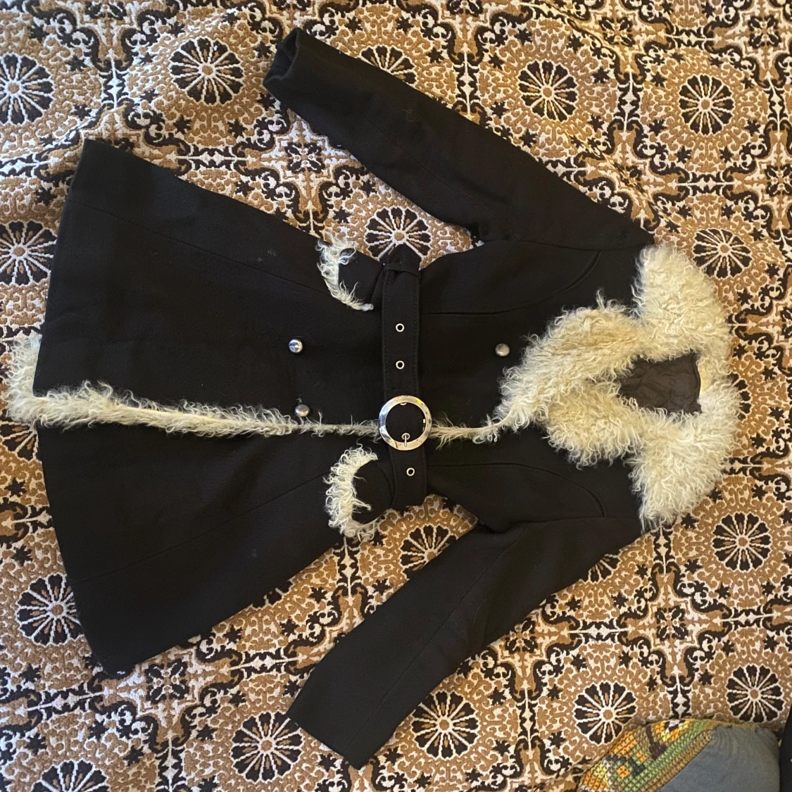 Svart kappa med pälsdetaljer