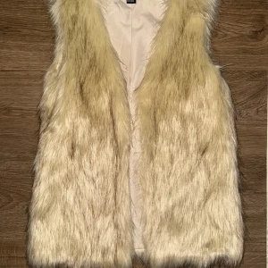 Beige pälsväst - Säljer beige pälsväst