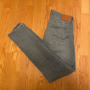 Jack and jones jeans - Säljer dessa Jack and Jones jeans med passformen slim/glenn. Storlek 30/32. Nypris ca. 800