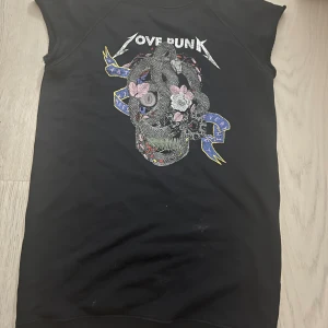 Svart ärmlös klänning från Zadig & Voltaire - Cool svart ärmlös klänning från Zadig & Voltaire med ett unikt tryck av en dödskalle dekorerad med blommor och texten. Säljer den då den inte kommer till andvändning 🩷 har typ inte andvänts🩷 