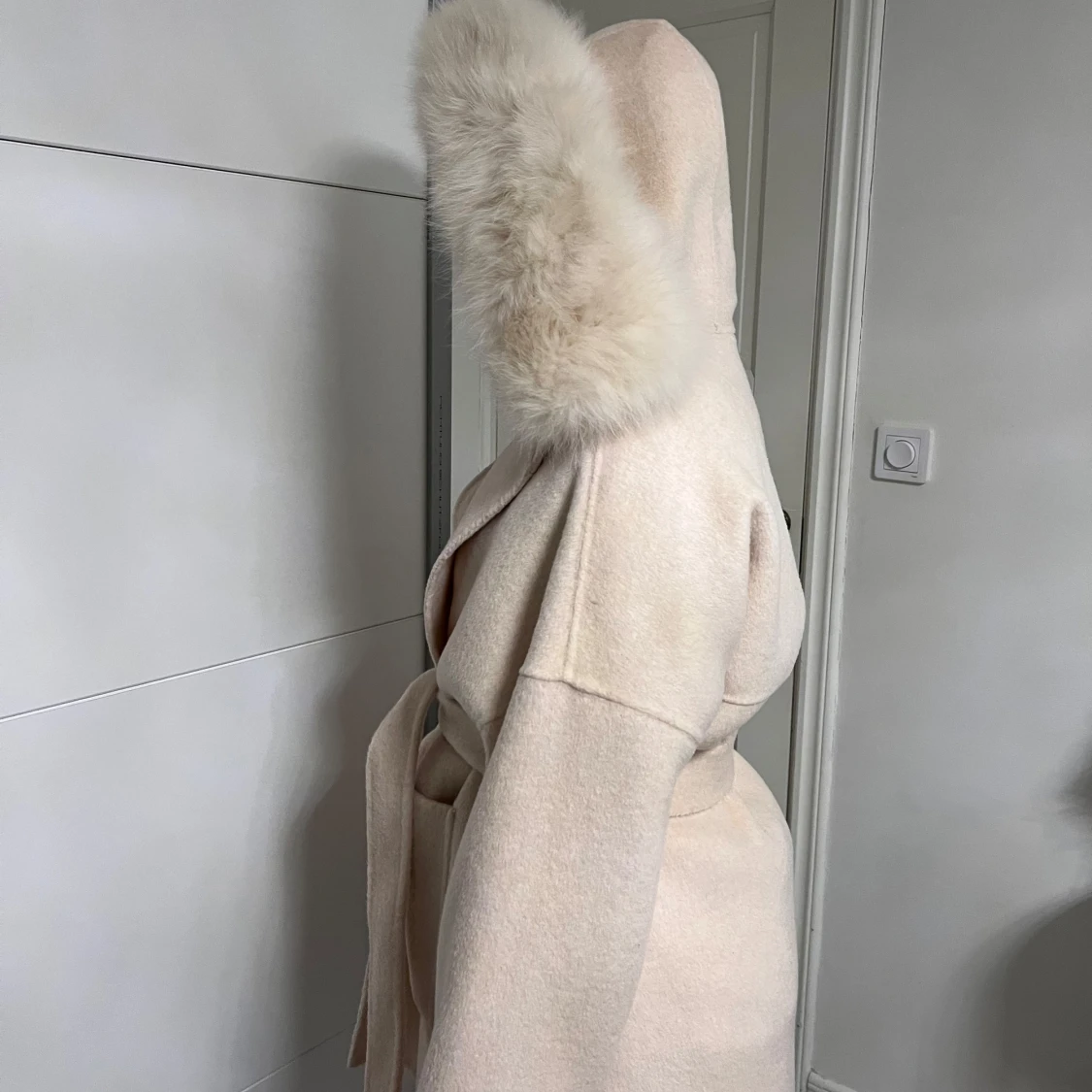 Beige kappa med pälsdetaljer - 4