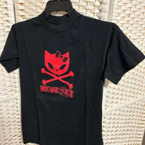 Svart t-shirt med rött tryck - Cool svart t-shirt med ett rött kattmotiv och texten 'Bye Bye Kitty'. Perfekt för en edgy look. Kortärmad och i bomullsmaterial.