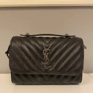 YSL  - Snygg svart axelväska från Yves Saint Laurent med quiltad design och kedjerem. Intressekoll!  Buda privat