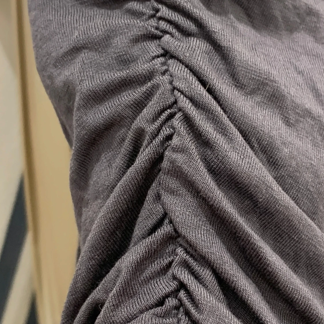 Grå långärmad topp med rynkade detaljer - 91