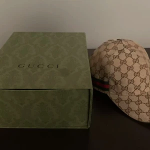 Gucci keps med monogram ev byte -  Gucci med det ikoniska monogrammönstret. Använd några gånger men gillade inte passformen - kan bytas mot förslag