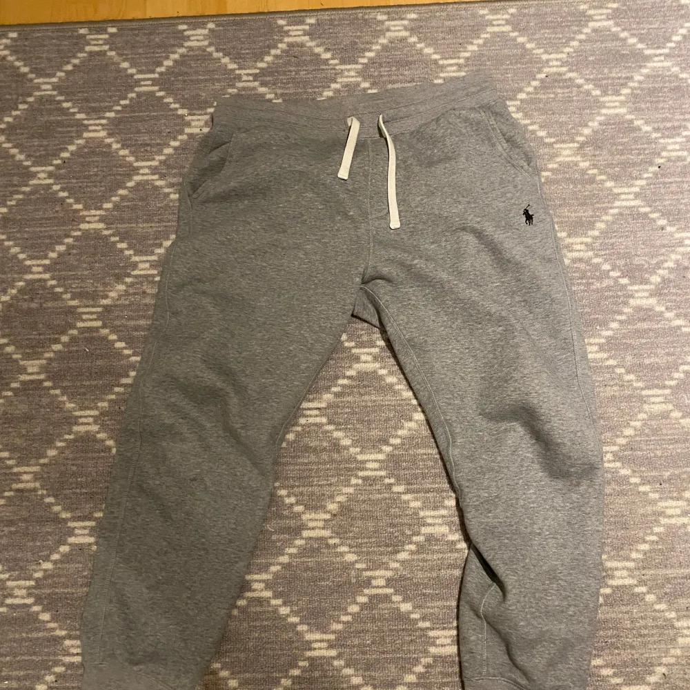 Snygga Ralph Lauren mjukisar. Dom är jätte sköna å håller än varm perfekt när du vill ba ha nått skönt på där hemma. Det är storlek M och passar perfekt och de finns inget fel på dom . Farkut & Housut.