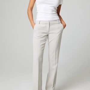 Vita kostymbyxor - Jag säljer mina kostymbyxor från bikbok då jag har fått ett par nya. De är bara att skriva för fler bilder!!!