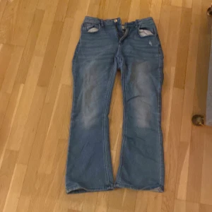 Blå kick flare jeans från Cubus  - Snygga blå kick flare jeans från Cubus med en kroppsformad design. De har en lätt slitning på framsidan och bakfickorna, (dem ska vara så) vilket ger en trendig look. Perfekta för en avslappnad stil. Jeansen har en liten kortare ben design också. 👖🤗