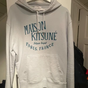Ljusblå hoodie från Maison Kitsuné - Säljer en fet Maison Kitsuné hoodie som är i riktigt fint skick, det är storlek L men passar M, KLM privat vid funderingar eller fler bilder