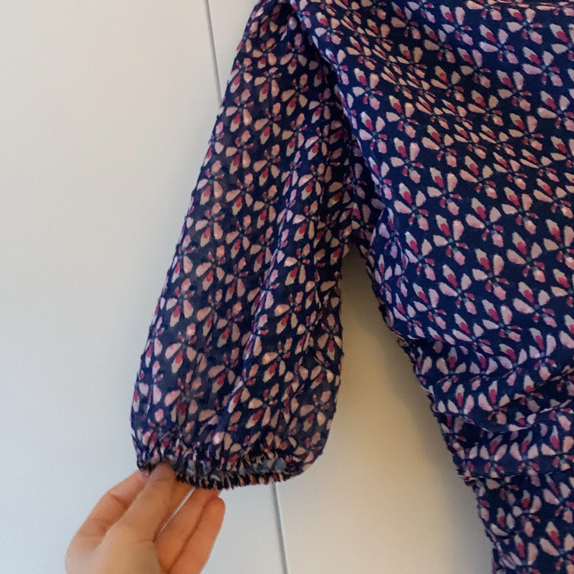 Mönstrad oneshoulder klänning - 91