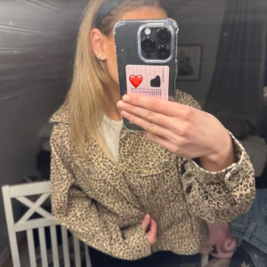 Leopardmönstrad jacka🐆🐆 - Snygg leopardmönstrad jacka med knappar framtill. Jackan har en normal passform och långa ärmar, perfekt för att ge din outfit en trendig touch.