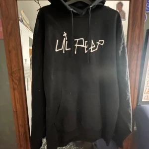 Lil Peep Forever hoodie🩷🖤 - En superfin Lil Peep hoodie från hans officiella hemsida som drivs av hans mamma och bror. I mycket bra skick och den är väldigt bekväm. 🩷Använd gärna köp nu om du vill!