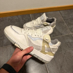 Axel Arigato Astro sneakers - Nypris : 3650 - Fint skick bortsett från slitage på insidan av hälarna / en liten liten reva längst fram på skon / slitage på hälen (sista bild) - Storlek 41 men passar enkelt 42 till och med 43. 