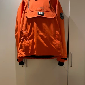 Skidjacka från DOPE  - Skid/snowboardjacka från DOPE i anorakmodell, storlek L. DOPE Blizzard, nypris 1900kr. 