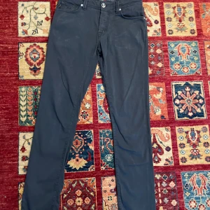 Mörkblå byxor från Tramarossa - Snygga mörkblå byxor från Tramarossa med klassisk design. Byxorna har en rak passform och är tillverkade i ett mjukt bomullsmaterial. Perfekta för en stilren look. Om du har några frågor fråga på mvh Theodor 