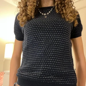 Mörkblå kortärmad stickad tröja - Säljer denna supersnygga stickade mörkblåa toppen med vita detaljer från Sthlm LM!🥹😍Så unik och i mycket fint skick💕