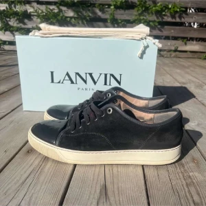 Mörk gråa lanvins  - Säljer mina lanvins, köpta från care of Carl. Dem är i bra skick, finns små deffekter man kan se på bilderna men inget märkvärdigt, box och dustbag  ingår.