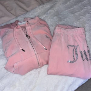 Rosa mjukis set från Juicy Couture - Säljer en rosa velour hoodie och matchande byxor från Juicy Couture. Hoodien har dragkedja och huva, med glittrande Juicy-logga på ryggen. Byxorna har resår i midjan och sidofickor med dragkedja. Endast använda ett fåtal gånger så i princip som nya! 💕✨🙌🏼Storlek S! Skriv för fler bilder. 900kr för hela setet!