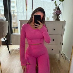 Träningsset rosa  - Snyggt träningsset i härlig färg som formar kroppen. Endast testat 