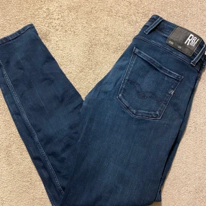Replay jeans - Säljer dessa ass feta Replay jeans. Jeansen är i väldigt bra skick 9/10. De passar dig som är runt 183-178. Vid minsta lilla fundering är det bara att skriva MVH Alexander 