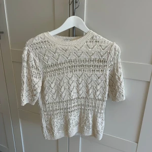 Beige stickad topp - Jätte söt topp som inte kommer till användning. Köp gärna direkt💕