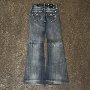 Miss Me Jeans  - Midjemått rakt över: 31                                                               Innerbenslängd: 70 