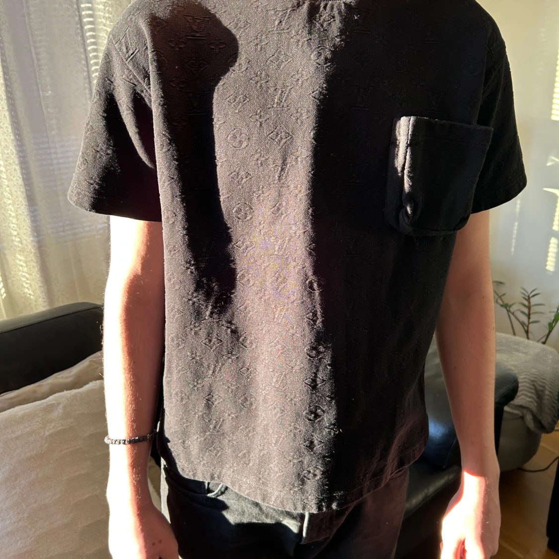 Svart monogram t-shirt med ficka - 91