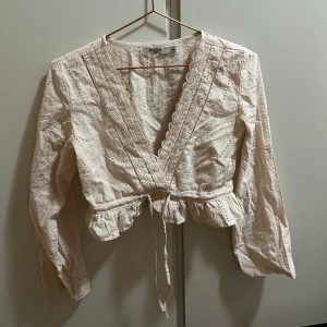 Blus nakd - Jättefin ljusrosa blus ifrån Nakd. Toppen är lite croppad och endast använd 2 gånger så är i toppen skick! Säljer då den tyvärr blivit lite liten för mig.